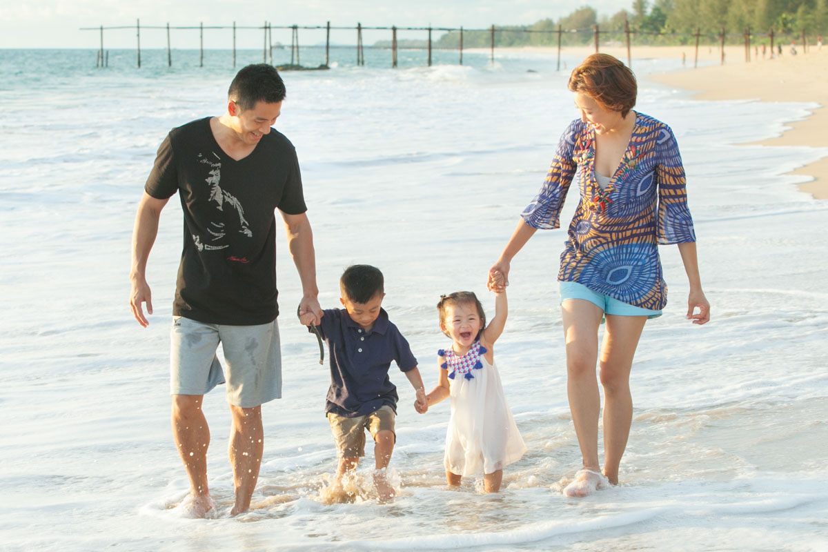 Family photoshooting by local Khao Lak photogrpher
